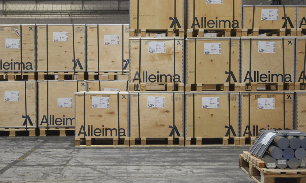 フォークリフトを前にした木材パレット