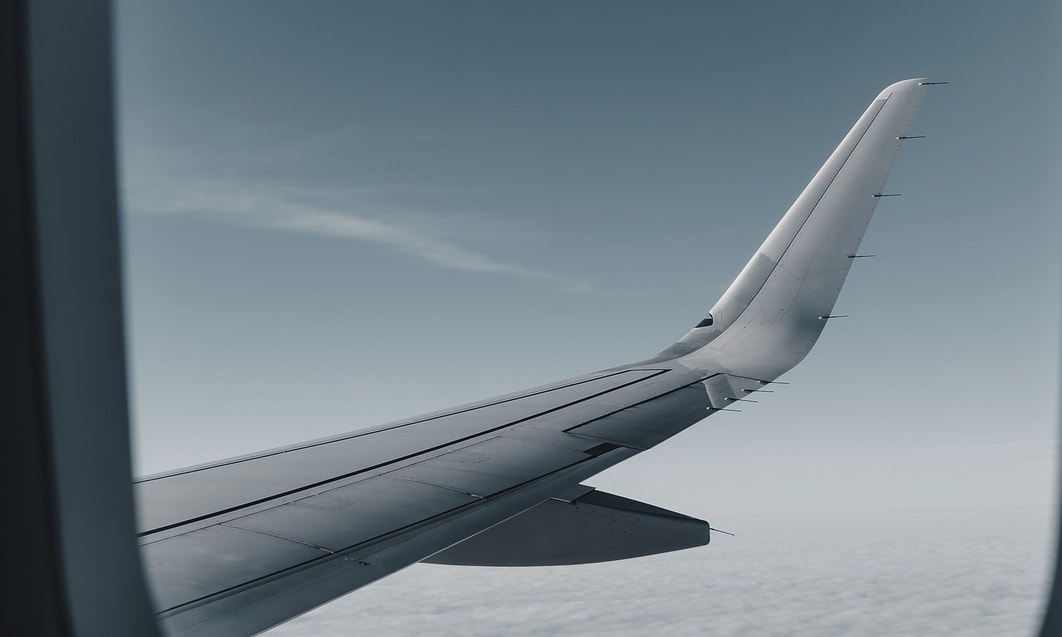 the wing of an airplane in the sky
