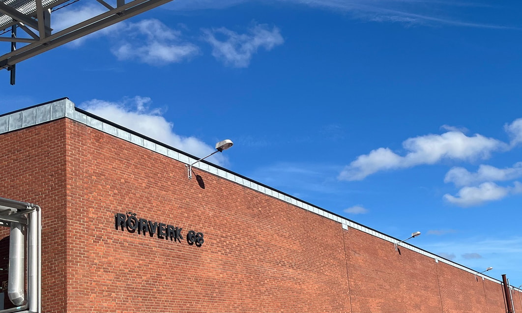 en tegelbyggnad med en skylt på sidan