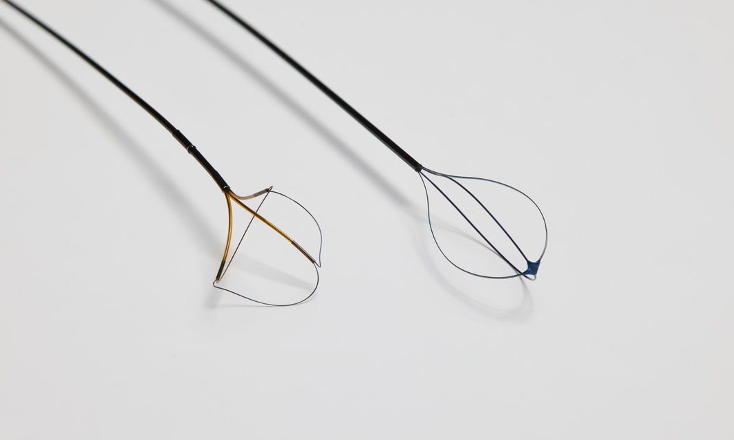 a close up of a wire object