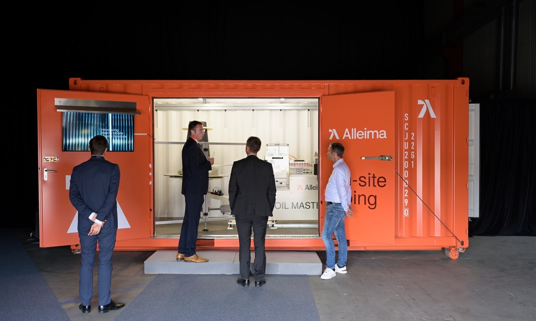 en grupp män som står framför en container