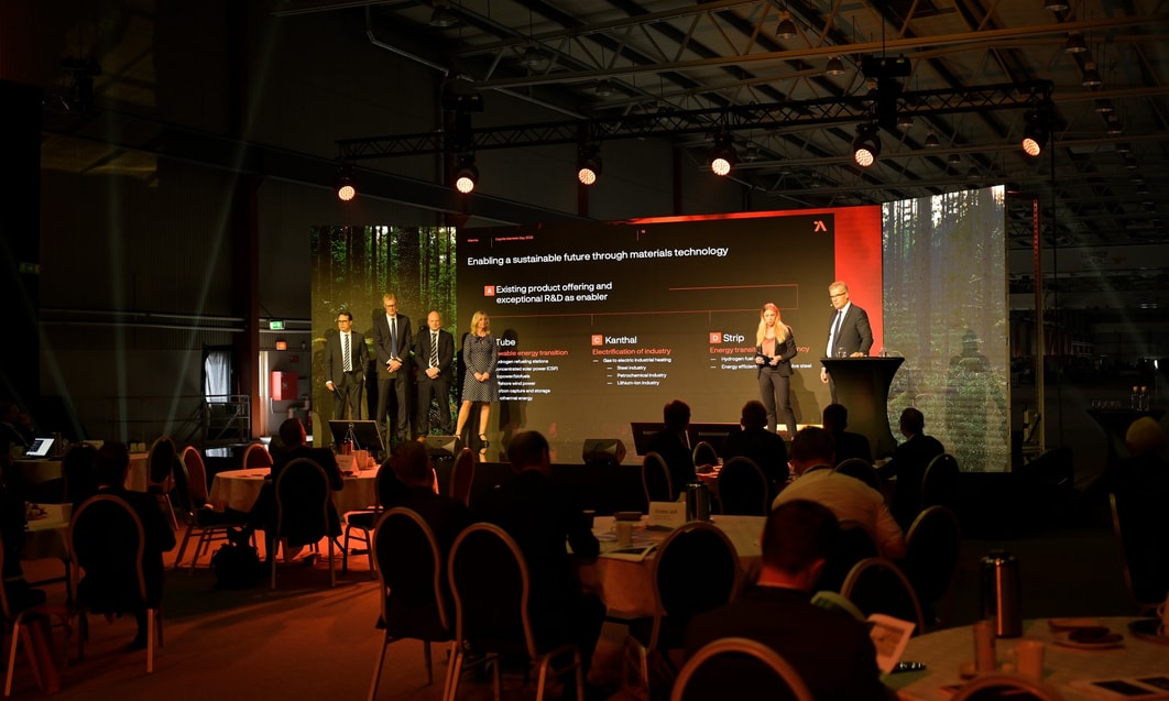 en grupp människor som står på en scen