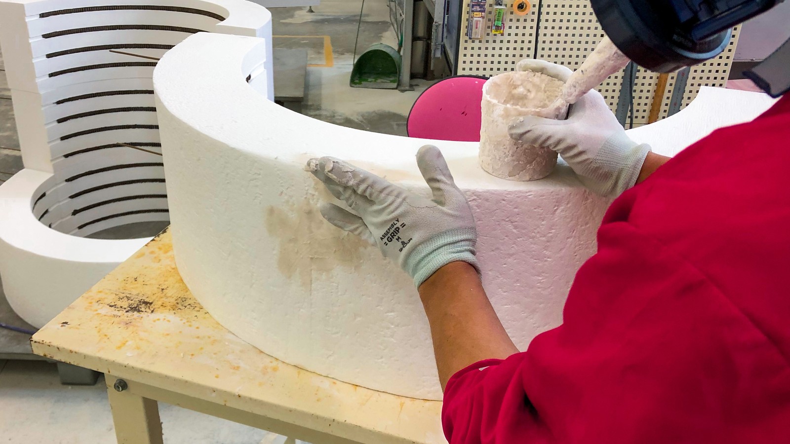 en person som målar en skulptur