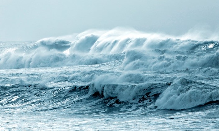 打ち寄せる波